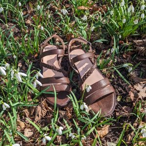 Bio-Ledersandale mit Flechtband – Maiglöckchen – cognac